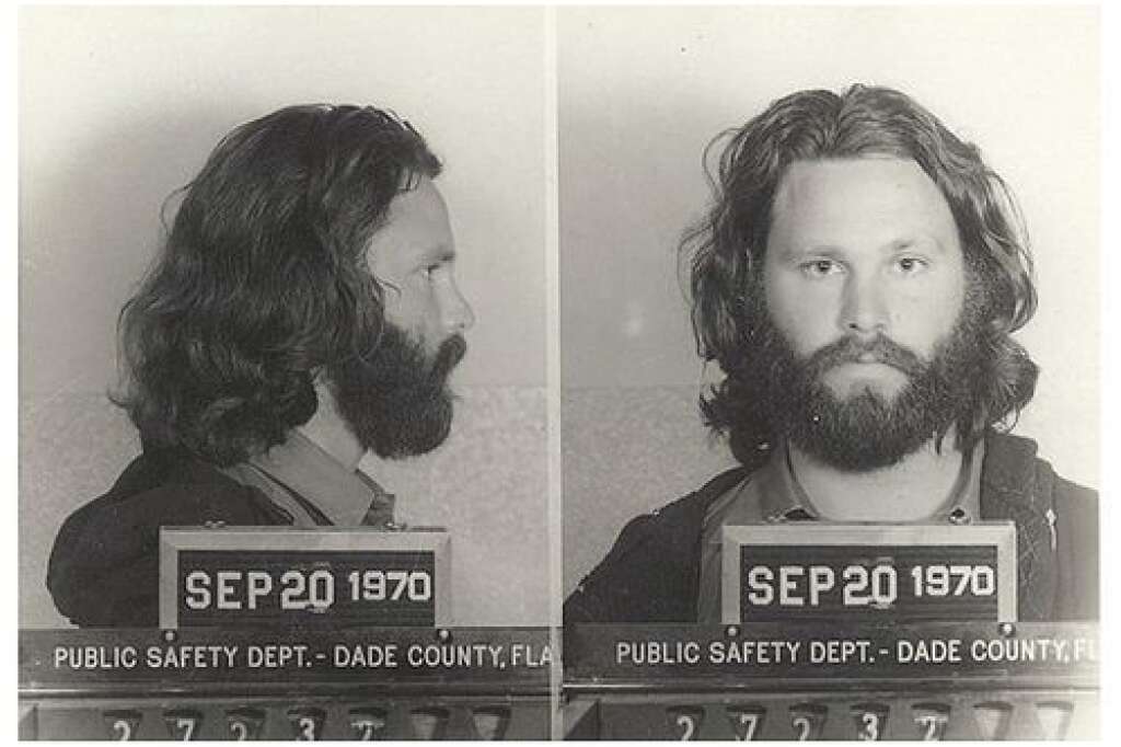 Jim Morrison - Arrêté pour attentat à la pudeur (sur scène) et des insultes à la police