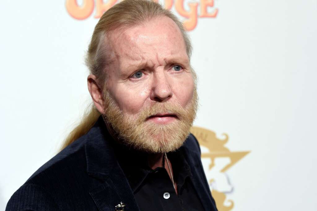 27 mai - Gregg Allman - <p>Le chanteur américain Gregg Allman, l'un des fondateurs du célèbre groupe The Allman Brothers Band, est mort, lui qui était atteint par une hépa­tite C depuis 1999 et avait subi une greffe du foie en 2010.</p>  <p><strong>» Lire notre article complet <a href="http://www.huffingtonpost.fr/2017/05/28/gregg-allman-lex-mari-de-cher-est-mort_a_22113467/?utm_hp_ref=fr-deces">en cliquant ici</a></strong></p>