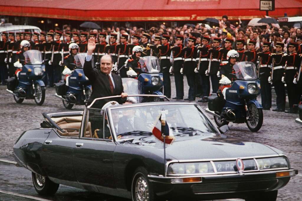 Mitterrand, SM toujours - Le nouveau président de la République François Mitterrand salue la foule, avenue des Champs-Élysées, venue assister à son investiture, le 21 mai 1981.