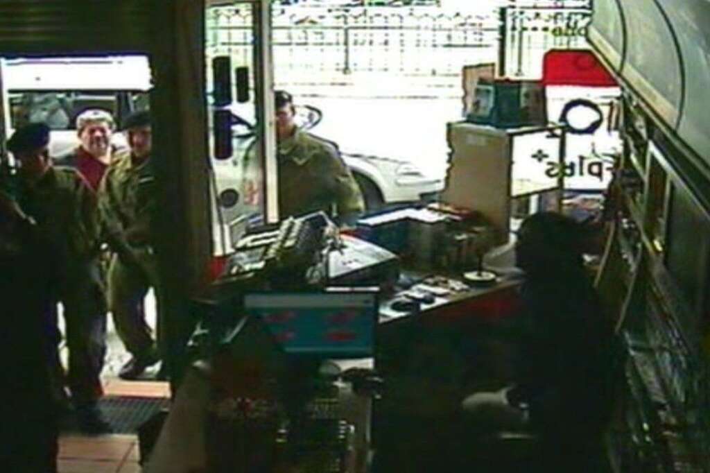 - Un groupe de policiers stagiaires entre dans le cybercafé pour interpeller Luka Rocco Magnotta. (AP)