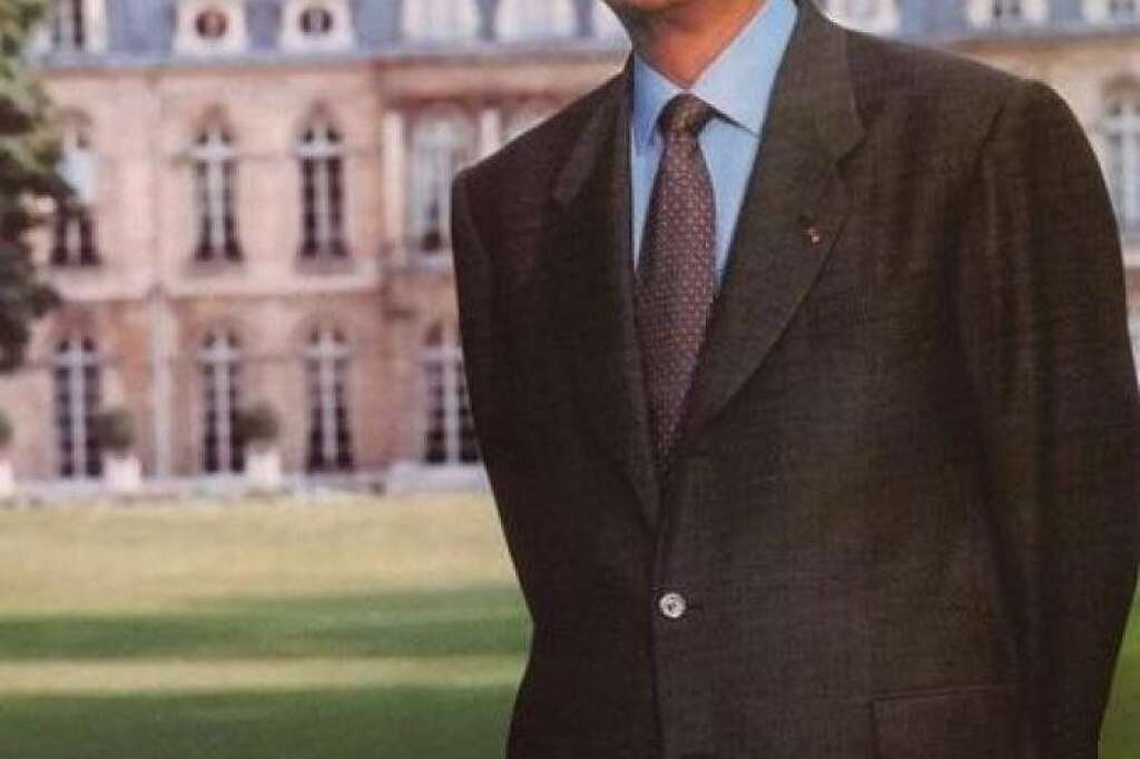 Jacques Chirac - C'est certainement le portrait officiel qui ressemble le plus à celui de François Hollande par Depardon. Jacques Chirac est le premier président à poser en extérieur.     En 1995, il est photographié dans les jardins de l'Élysée par Bettina Rheims. Les bras dans le dos, le visage souriant, et un drapeau au fond à gauche.
