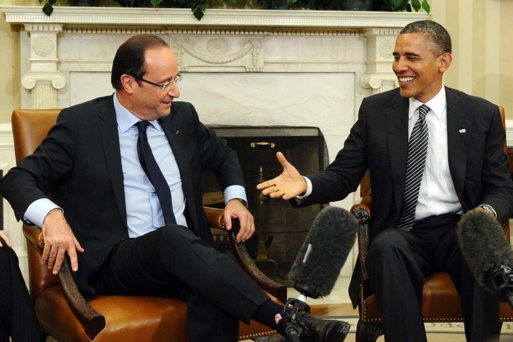 18 Mai 2012: Hollande rencontre Obama sur fond de retrait d'Afghanistan - Le 18 mai 2012, François hollande rencontre pour la première fois le président américain Barack Obama. Tous deux affichent leur convergence de vue sur la nécessité de relancer la croissance européenne. Trois jours plus tard, François Hollande déclare au sommet de l'Otan à Chicago que la France n'a pas à fournir de "compensation" au départ de ses troupes combattantes d'ici la fin 2012.  A relire sur <a href="http://www.huffingtonpost.fr/2012/05/18/hollande-obama-usa-visite-g20-otan_n_1527916.html">Le HuffPost</a>