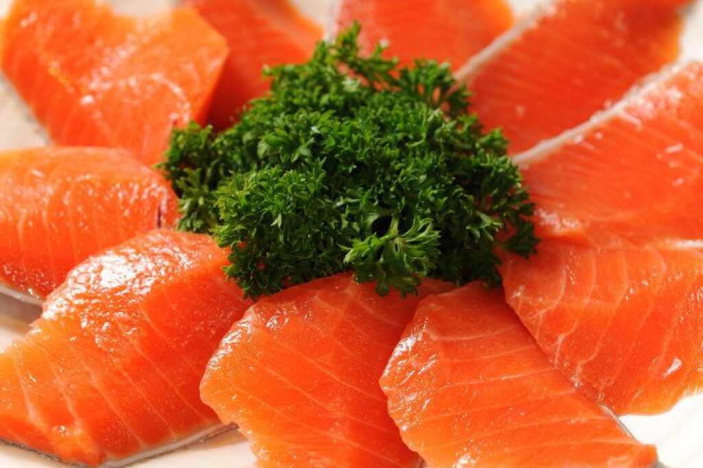 Le saumon - Le saumon est bourré d'oméga 3, ce qui aide à la production d'énergie et au bon fonctionnement du cerveau. Sushis ce soir?