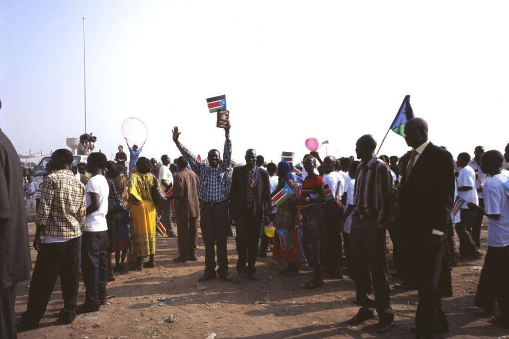 Bruno Serralongue - Pendant la cérémonie officielle de l'indépendance, mausolée du Dr John Garang, Juba, 9 juillet 2011.  Ilfochrome collé sur aluminium, capot plexiglas.  126 x 156 cm.  Avec l'aimable autorisation de la galerie Air de Paris.