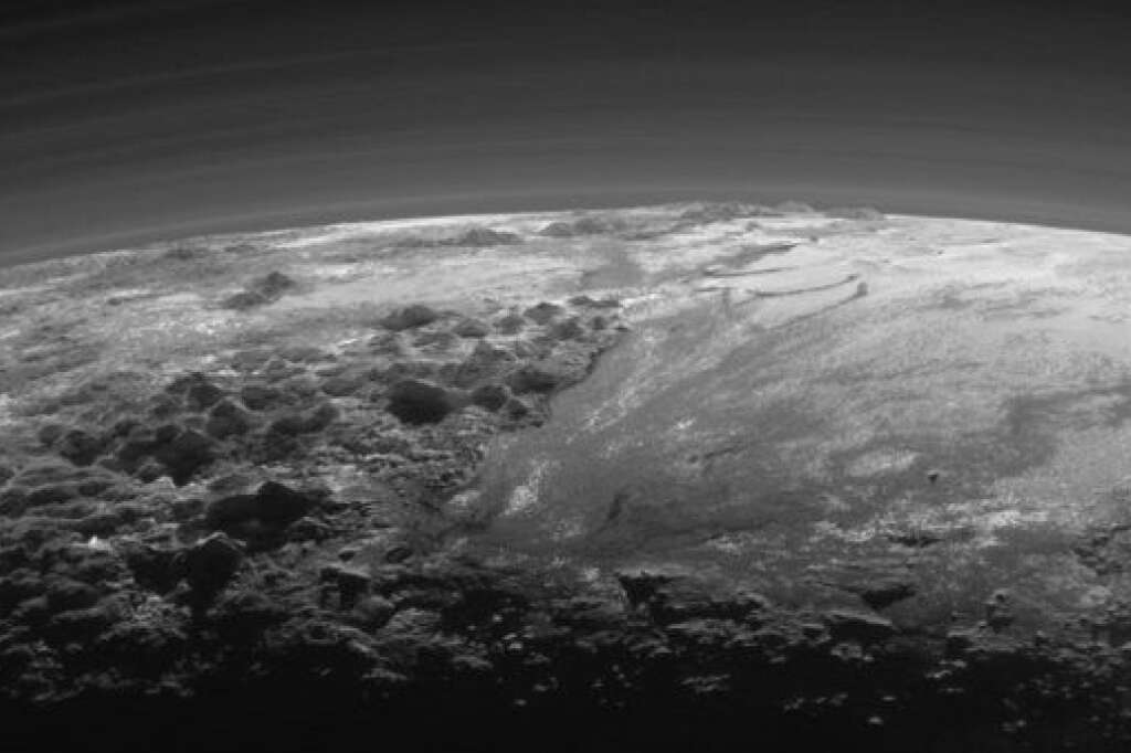 Vue rapprochée: les montagnes et plaines de Pluton -
