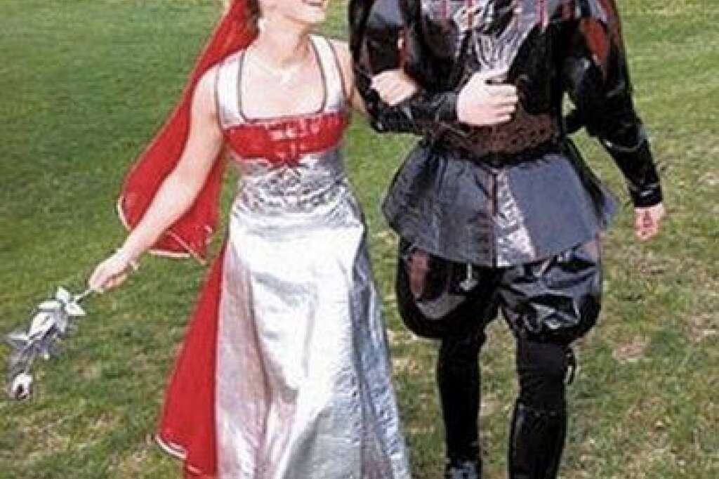 Le bal de promo existait donc aussi au Moyen-Âge - <a href="http://coedmagazine.com/2010/05/03/140-freaking-awesome-prom-fail-photos/">Crédit</a>  Cette fois, la robe de mademoiselle et le costume de monsieur y sont, mais l'époque en revanche n'est pas tout à fait exacte.