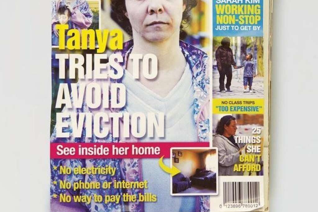 REAL - "Tanya tente d'éviter l'expulsion", est-il écrit sur la couverture. "Pas d'électricité, pas de téléphone ni de connexion internet, pas les moyens de payer les factures".