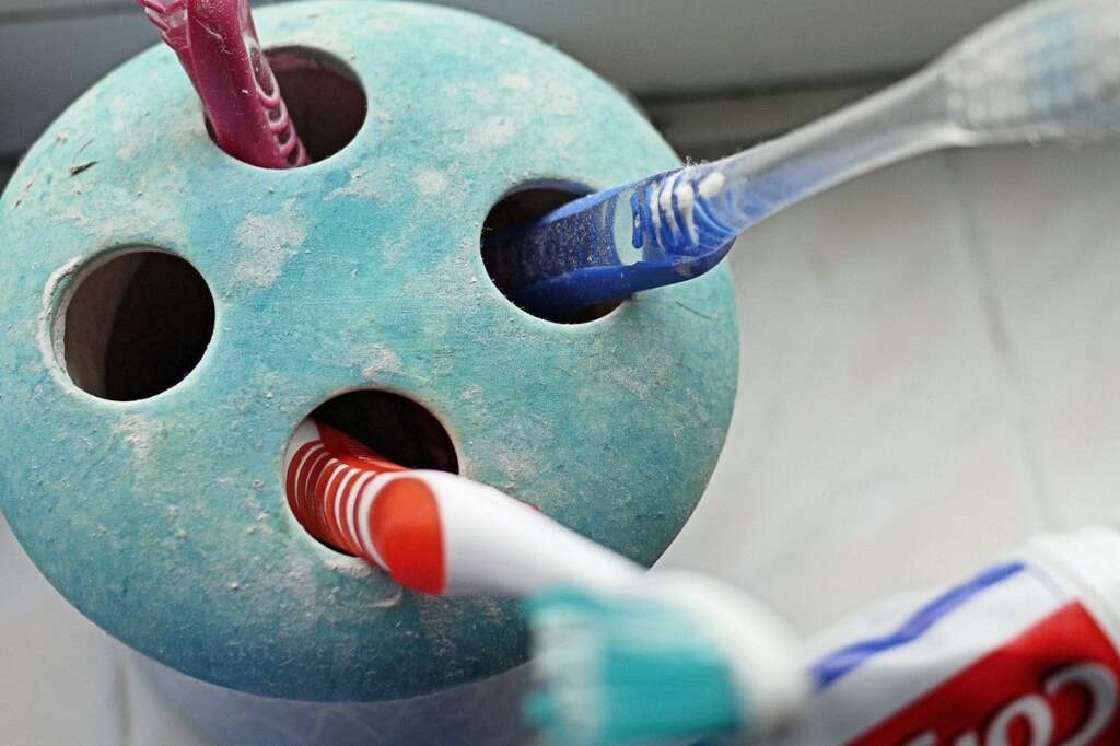 Prévenir les AVC - La <a href="http://www.amjmed.com/article/S0002-9343(12)00089-7/abstract">même étude</a> a établi un lien entre des visites régulières chez le dentiste pour se faire nettoyer les dents et le risque d'accident vasculaire cérébral (AVC).