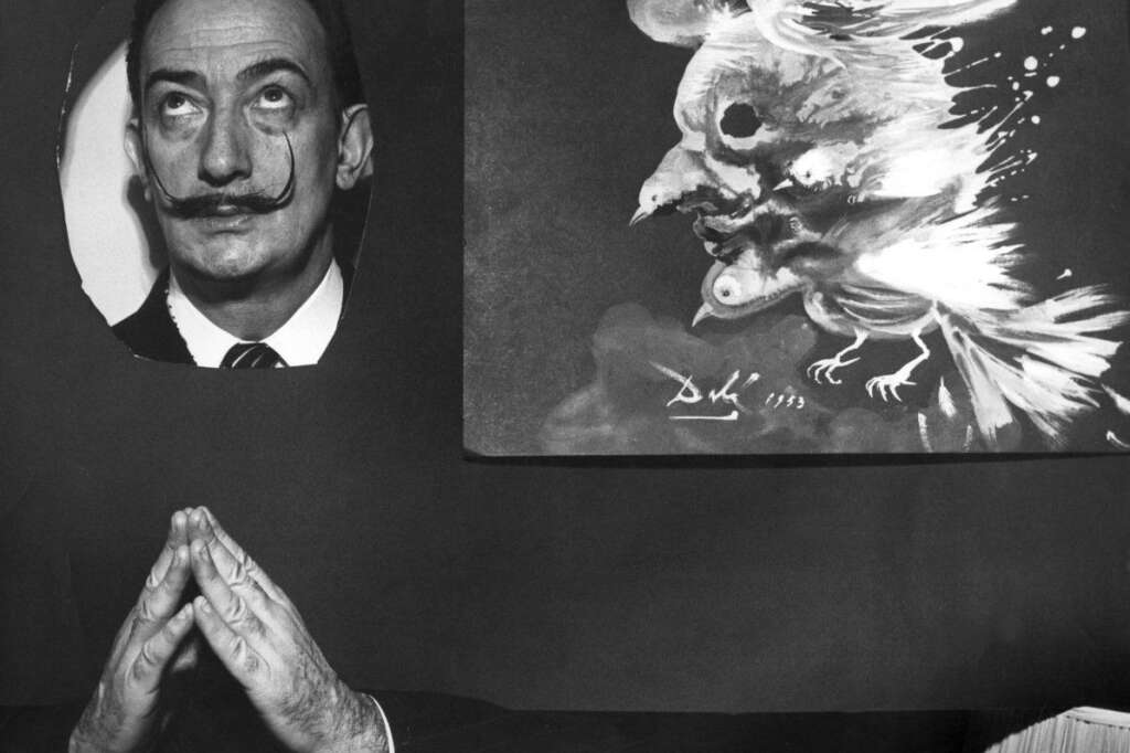 Salvador Dalí - Dali en posant au côté de son tableau intitulé "L'âme politique de Picasso".