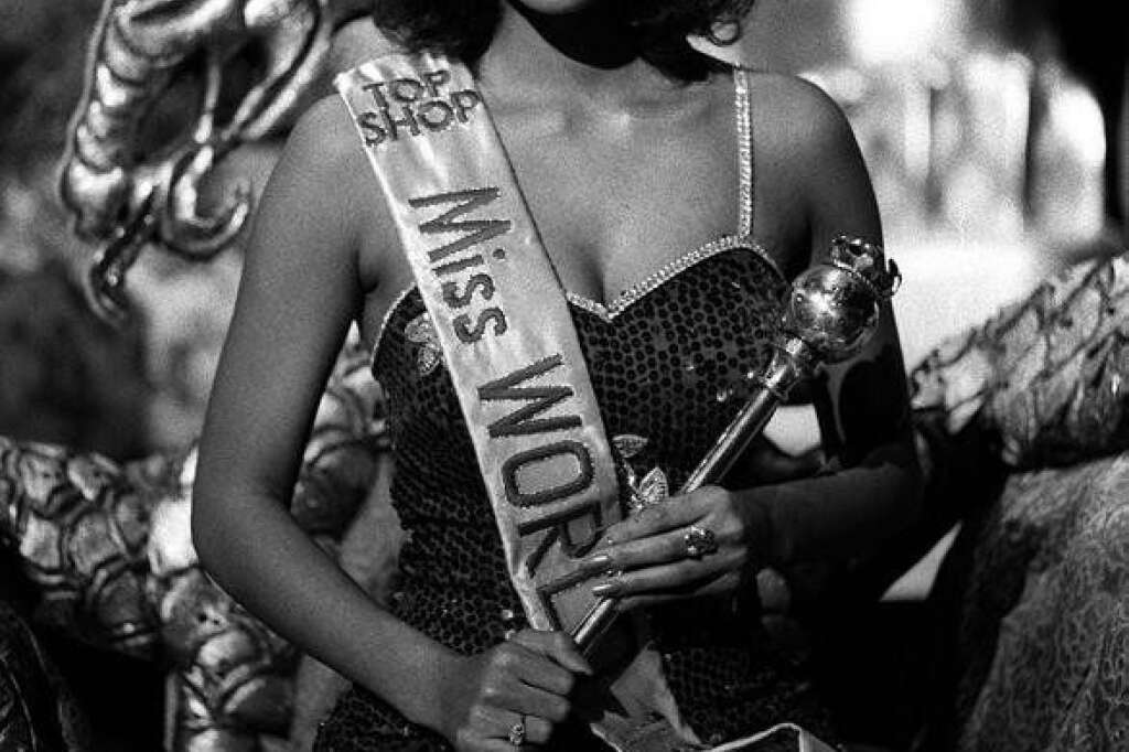 Une Miss indisciplinée - À seulement 20 ans, Halle Berry se prépare pour la finale de Miss Monde, qui se déroule au Royal Albert Hall à Londres. Naturelle, la belle Américaine affiche une coupe mi-longue indisciplinée. Le 13 novembre 1986.