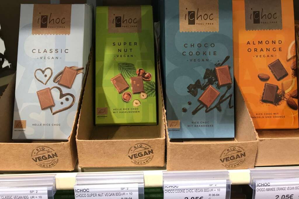 - Bonne nouvelle, il n'est plus nécessaire d'aimer le chocolat noir pour être vegan. De nouvelles variétés au lait de riz, comme ces tablettes, sont désormais disponibles.