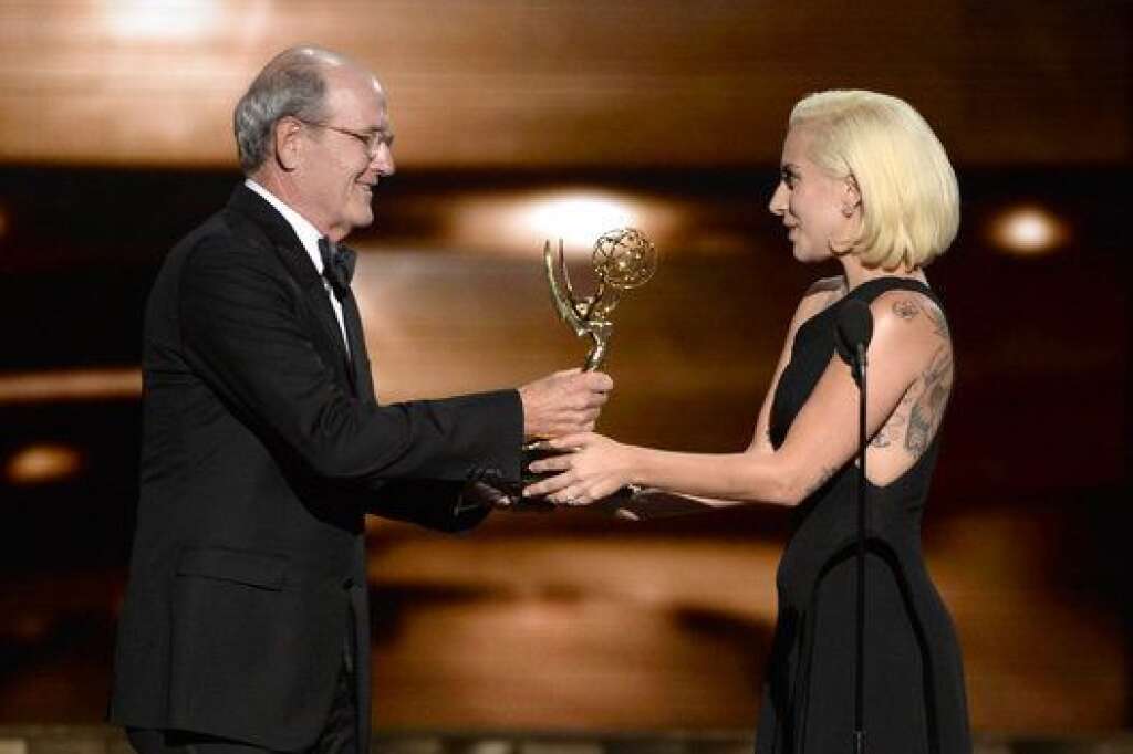 La 67ème cérémonie des Emmy Awards - Lady Gaga remet à Richard Jenkins son prix
