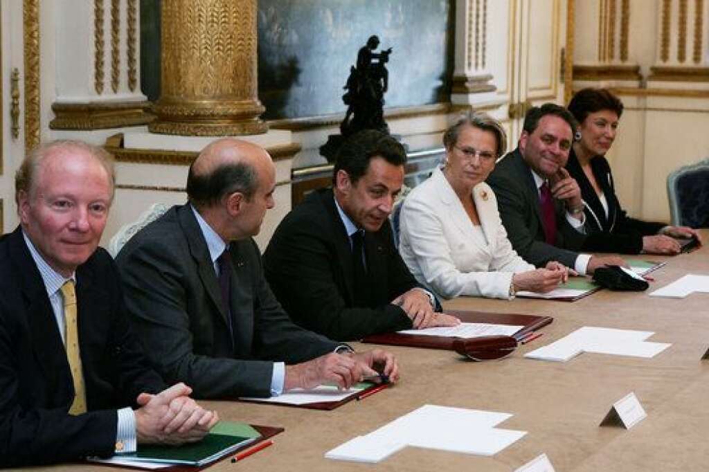 Après Chirac, Juppé ministre de Sarkozy - Alain Juppé fait son retour à la politique en 2006 et redevient maire de Bordeaux. L'année suivante, il fait campagne pour Nicolas Sarkozy qui le nomme numéro 2 de son gouvernement. Mais défait aux législatives de 2007, il quitte son poste de ministre. Il ne revient au gouvernement qu'en novembre 2010, à la Défense puis aux Affaires étrangères.