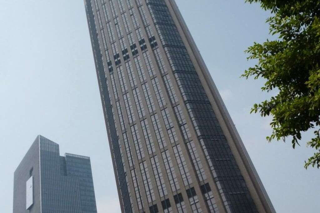9. The Pinnacle à Canton (Chine) - Hauteur totale : 360 m Hauteur du plus haut étage occupé : 265 m Hauteur non occupée : 95 m, soit 27% de la hauteur de l'immeuble