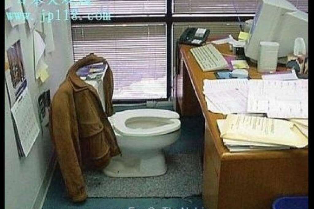 Toilet Desk - ...and vice versa? (via <a href="http://www.funonthenet.in/images/stories/forwards/Office%20Pranks/office%20prank-toilet.jpg" target="_hplink">FunOnTheNet.in</a>)