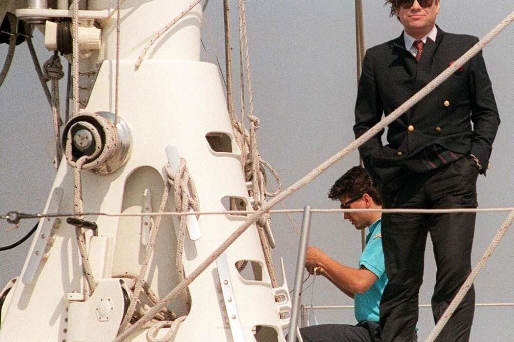 1988: les années fric - Propriétaire et skipper du "Phocéa", tente de battre le record de la traversée de l'Atlantique. L'homme d'affaires et homme politique ne se refuse rien.