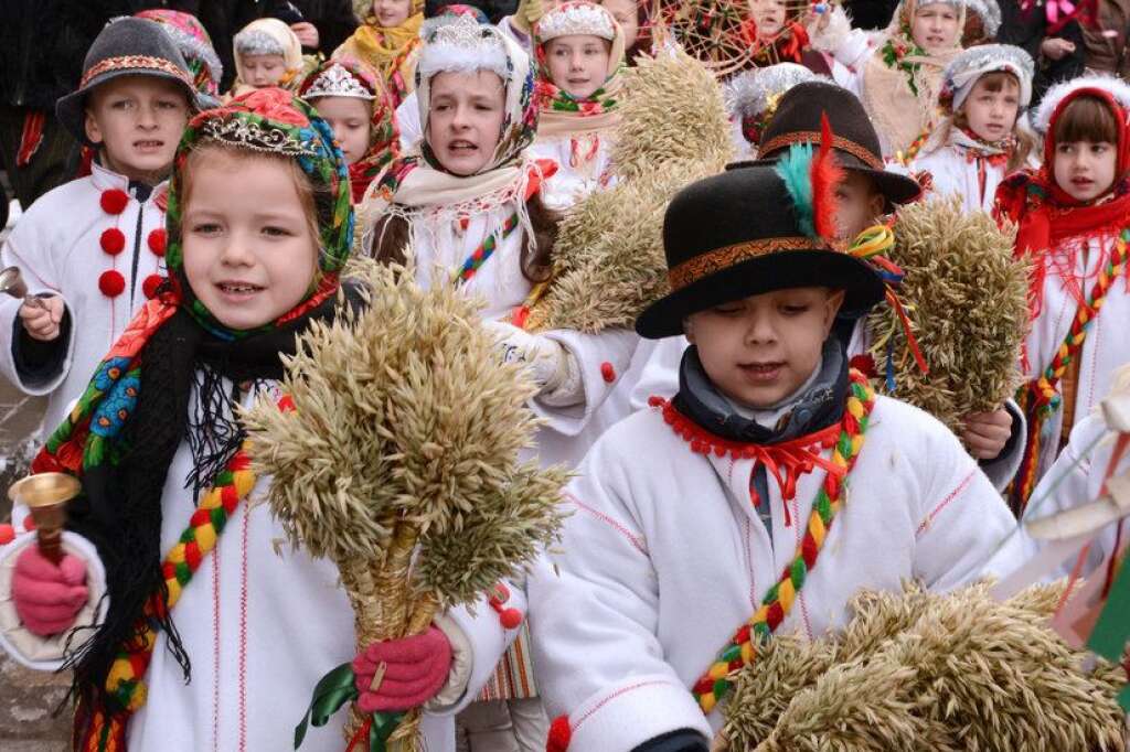 En Ukraine, on défile - Des enfants défilent en habits traditionnels dans la ville de Lviv dans l'ouest du pays.