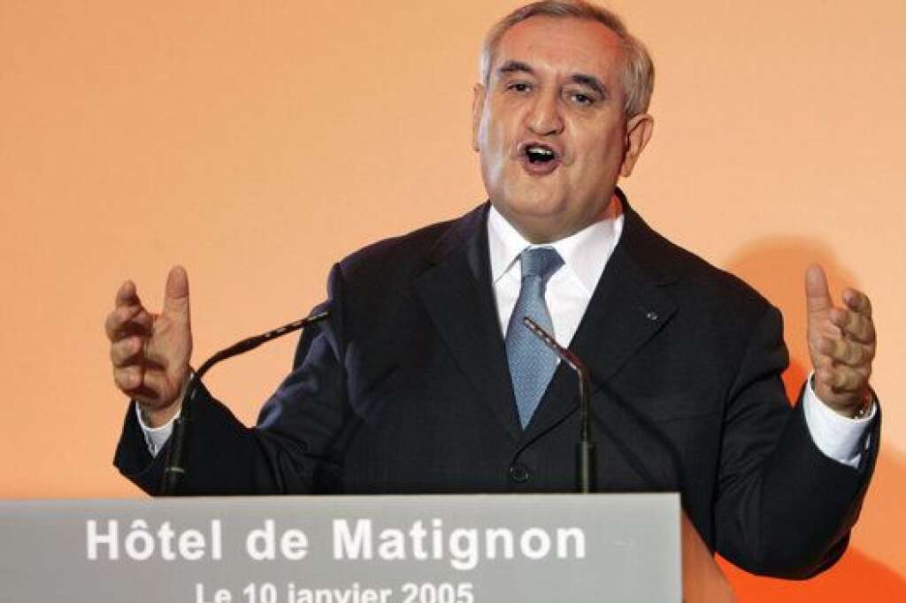 Jean-Pierre Raffarin - Alors premier ministre, Jean-Pierre Raffarin a été opéré de la vésicule biliaire à l'hôpital militaire du Val-de-Grâce en mai 2005.