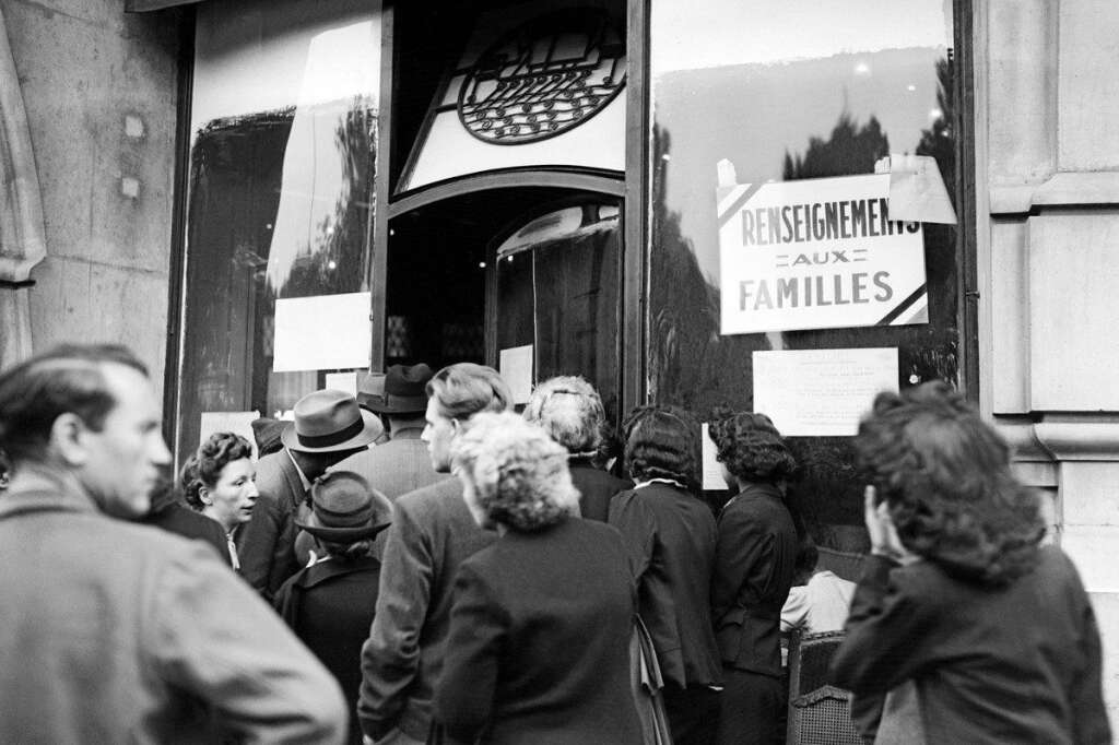 L'arrivée de déportés au Lutetia en 1945 - Photo prise en 1945 de personnes faisant la queue devant l'hôtel Lutétia à Paris, pour obtenir des informations sur le retour des déportés de la seconde guerre mondiale.