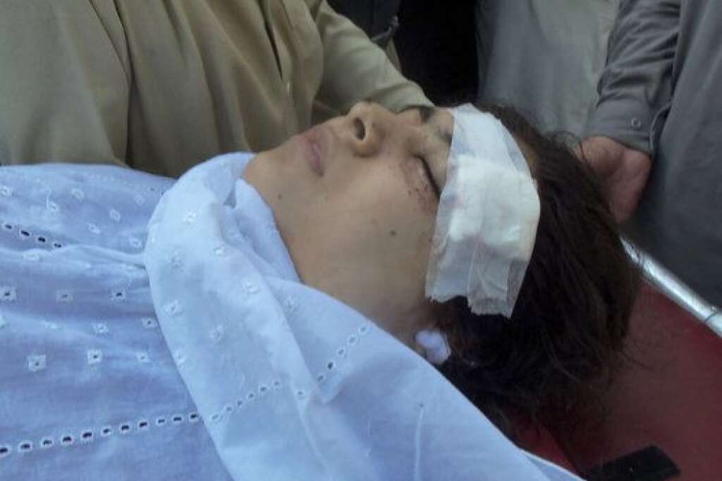 Malala entre la vie et la mort - Les talibans, délogés de sa vallée par l'armée en 2009, décident alors d'éliminer celle qu'ils accusent de véhiculer "la propagande occidentale". Le 9 octobre 2012, des islamistes font irruption dans son bus scolaire à la sortie des classes à Mingora, dans sa vallée de Swat (nord-ouest du Pakistan), et l'un d'eux demande: "qui est Malala?". Puis il lui tire une balle dans la tête. Le projectile ricoche sur le coin gauche du crâne et ressort par la nuque. Entre la vie et la mort, l'adolescente est évacuée dans un hôpital de Birmingham, en Grande-Bretagne, où elle reprend conscience six jours plus tard.