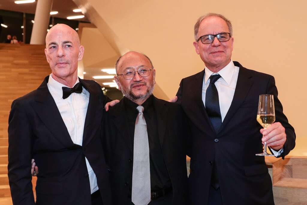 - <p>L'acousticien japonais Yasuhisa Toyota pose en compagnie de l'architecte Jacques Herzog et de Pierre de Meuron.</p>