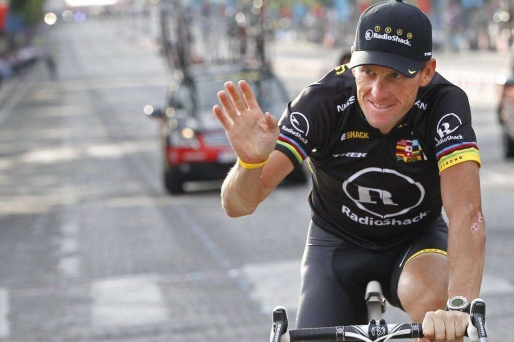 2010, les adieux - Le 25 juillet, sur les Champs, sous le maillot de la Radioshack, Lance Armstrong boucle sa dernière grande boucle.