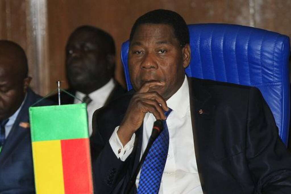 Thomas Boni Yayi - Bénin - En fonction au poste de président depuis 2006, Thomas Boni Yayi s'est fait réélire en 2011. Alors que la prochaine élection a lieu en 2016, le projet d'une réforme de la constitution, qui pourrait permettre un troisième mandat à Boni Yayi, <a href="http://observers.france24.com/fr/content/20130805-mercredi-benin-voit-rouge-cotonou-parakou-boni-yayi" target="_blank">agite la société civile</a>.  "Le président Yayi Boni s’était pourtant prononcé pour un départ au terme de son second mandat. Une décision qui aurait dû satisfaire son peuple", <a href="http://www.elwatan.com/international/le-benin-emboite-le-pas-au-burkina-faso-30-10-2014-276048_112.php" target="_blank">rappelle El Watan</a>."Seulement, les élections locales ne s’étant pas déroulées à la date prévue, la classe politique béninoise a commencé à s’interroger légitimement sur les vraies intentions de Yayi Boni", ajoute le journal algérien.   <em>Photo: Thomas Boni Yayi, le 17 juillet 2013</em>