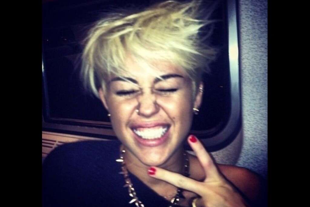 Après... - <blockquote class="twitter-tweet">✌ <a href="http://t.co/ZUOdNmy8" title="http://twitter.com/MileyCyrus/status/234898106884452352/photo/1">twitter.com/MileyCyrus/sta...</a>-- Miley Ray Cyrus (@MileyCyrus) <a href="https://twitter.com/MileyCyrus/status/234898106884452352" data-datetime="2012-08-13T06:24:07+00:00">August 13, 2012</a></blockquote>