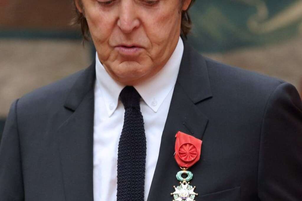 Paul McCartney reçoit la légion d'Honneur des mains de François Hollande -