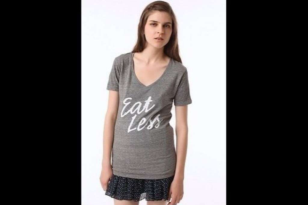 Urban Outfitters - Les t-shirts "Eat Less" (Mangez moins) a lui aussi été l'objet d'un scandale.