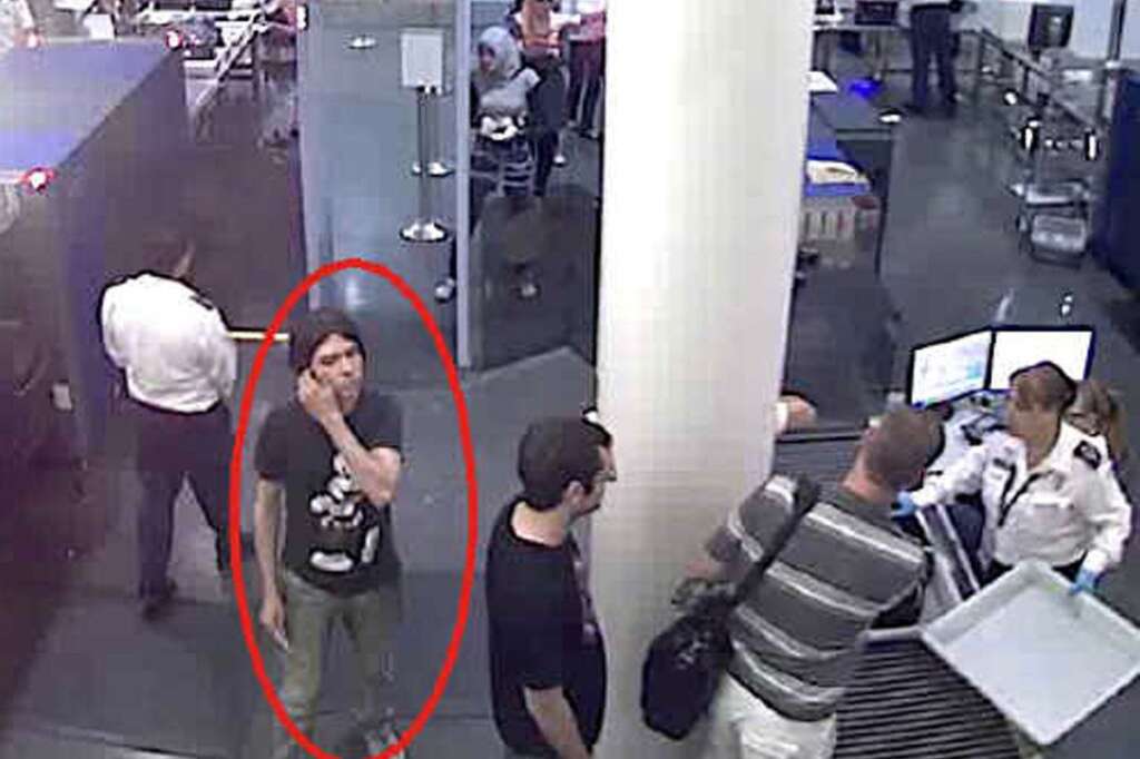 - Luka Rocco Magnotta capté par les caméras de surveillance de l'aéroport Trudeau, où il a pris l'avion pour Paris. (AP/Interpol)