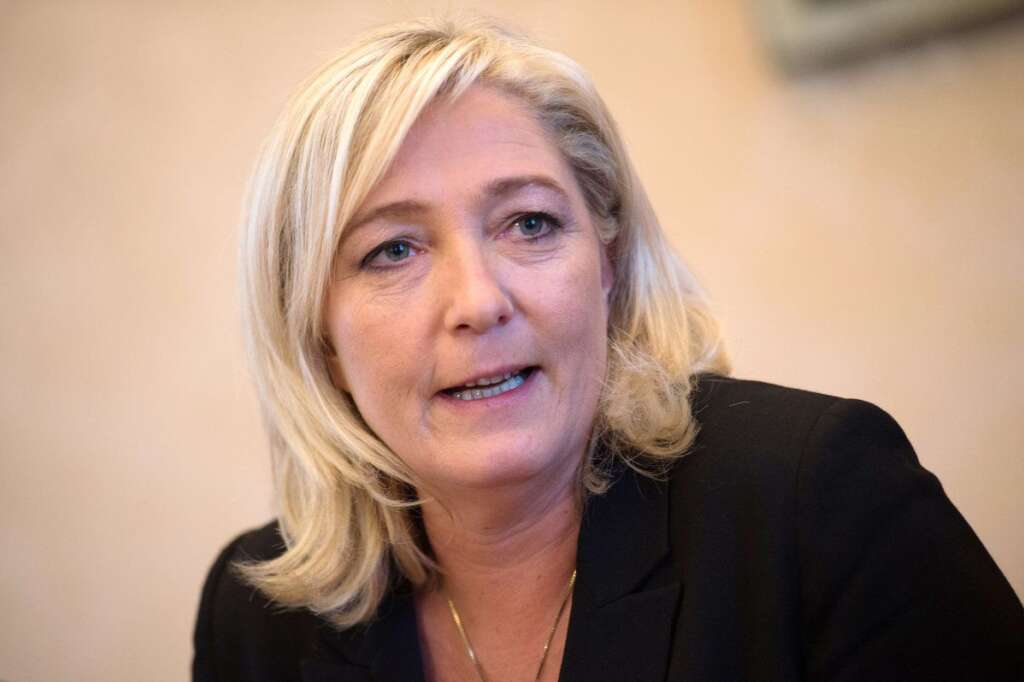 Marine Le Pen (FN) - La présidente du Front national, Marine Le Pen, a estimé à propos de la mise en examen de Nicolas Sarkozy que "s'ils étaient avérés, les faits qui motivent l'enquête du juge Gentil seraient particulièrement graves".  Mme Le Pen a souligné ainsi dans son communiqué qu'il "s'agirait d'un abus de faiblesse sur une femme âgée et diminuée, dans le cadre du financement illégal d'une campagne électorale".  "Toujours présumé innocent, Nicolas Sarkozy ne peut en revanche en aucun cas rester membre du Conseil constitutionnel, sa situation judiciaire l'empêchant aujourd'hui d'exercer cette fonction avec l'impartialité et la neutralité requises", a ajouté la présidente du FN.  Pour elle, "après un quinquennat marqué par d'innombrables affaires et un climat totalement contraire à la République irréprochable qu'il avait pourtant promise, Nicolas Sarkozy opère, via cette affaire judiciaire, un retour dans la vie publique certainement assez différent de celui qu'il s'était imaginé".