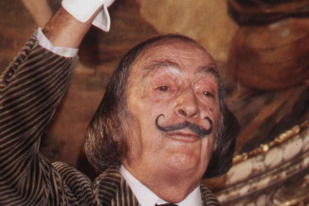 Salvador Dalí - Salvador Dali s'exprimant lors d'une conférence de presse à Figueras, en Catalogne.