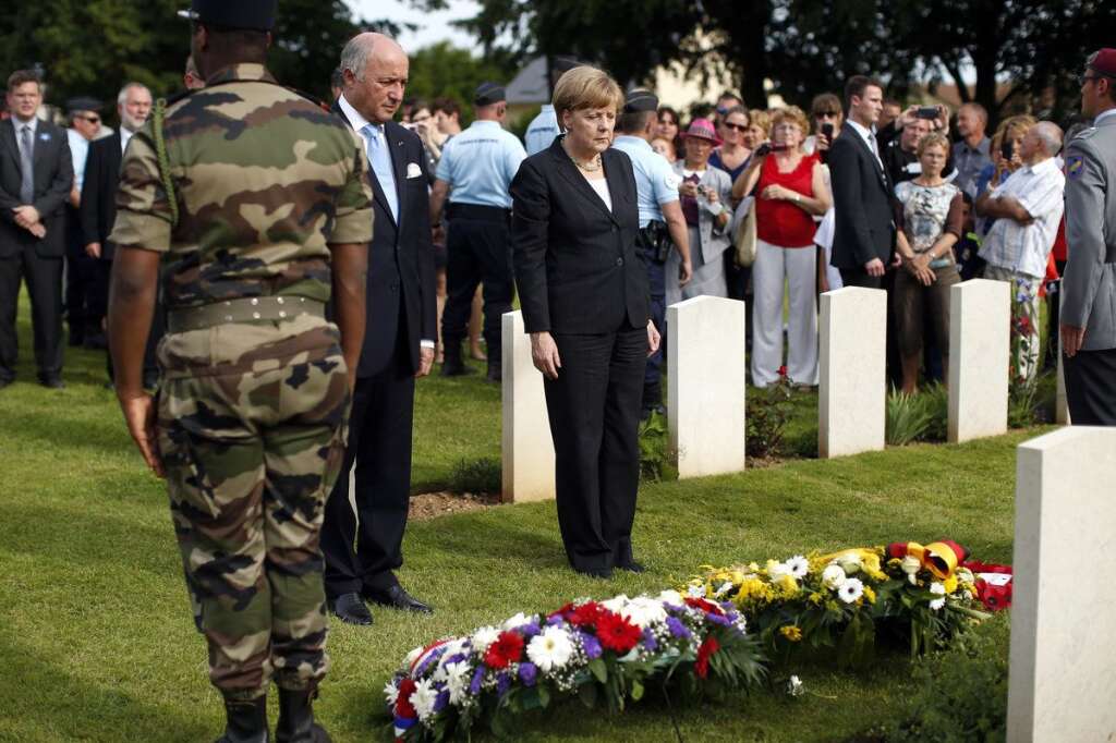 - Laurent Fabius et Angela Merkel se recueillent au cimetière de Ranville.