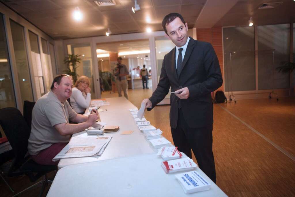Benoît Hamon dans les Yvelines - Benoît Hamon, ministre de l'Economie sociale et solidaire, a récolté 55,38% des suffrages exprimés contre 44,62% pour le député UMP sortant Jean-Michel Fourgous dans la 11e circonscription des Yvelines.