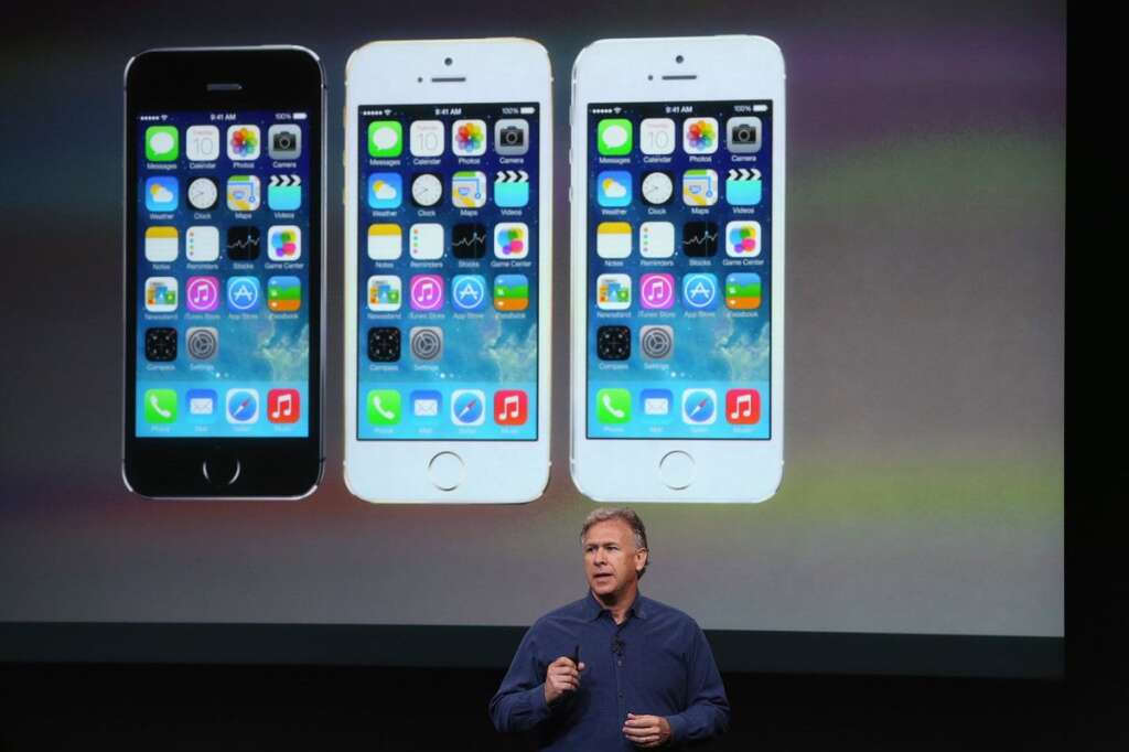 Keynote Apple - CUPERTINO, CA - SEPTEMBER 10:  Apple Senior Vice President of Worldwide Marketing at Phil Schiller speaks about the new iPhone 5S during an Apple product announcement at the Apple campus on September 10, 2013 in Cupertino, California. The company launched two new iPhone models that will run iOS 7. The 5C is made from a hard-coated polycarbonate and comes in five colors. The 5S comes in three colors and contains an A7 chip.  (Photo by Justin Sullivan/Getty Images)