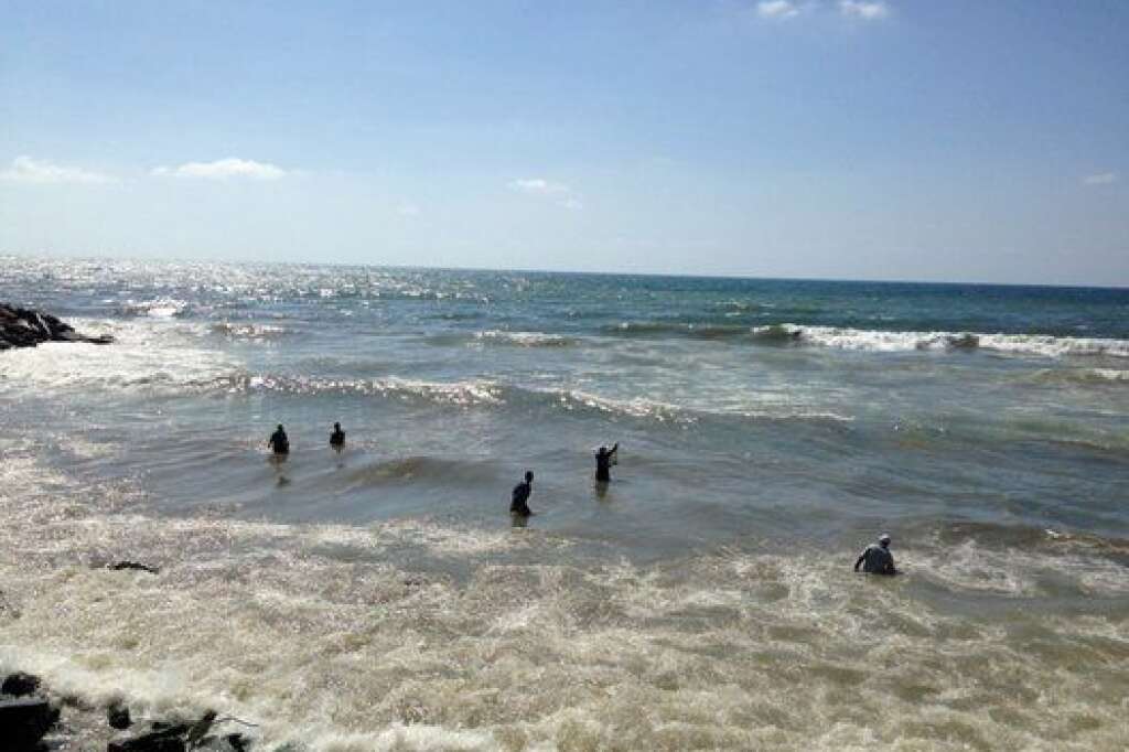 - Des pêcheurs palestiniens pataugent dans l’eau peu profonde sur la côte de la ville de Gaza. En raison du conflit, ils ne sont pas autorisés à pêcher à partir de leurs bateaux. «Je peux à peine trouver du poisson pour nourrir ma famille», dit Anwar Qasqeen, qui a été pêcheur pendant plus de 30 ans. Ce n’est pas une vie. Nous voulons la paix.»