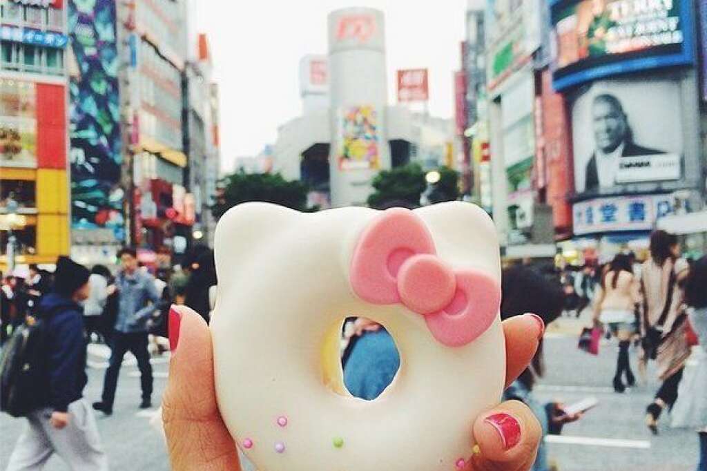 À chaque destination sa spécialité - Un donuts Hello Kitty en plein cœur de Tokyo, au Japon.