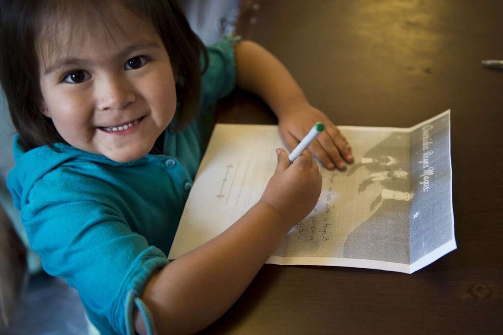 Au Mexique, on écrit des lettres - Une petite fille écrit une lettre aux rois mages dans un bureau de poste de Mexico le 4 janvier. Dans le monde hispanophone, ce sont les rois mages qui apportent les cadeaux aux enfants la nuit qui précède l'Épiphanie.