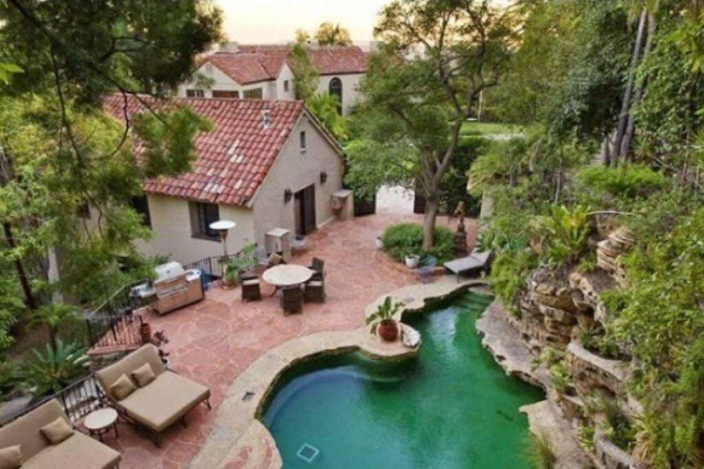 Katy Perry - <a href="http://www.zillowblog.com/2013-04-09/katy-perry-looking-to-dump-hollywood-hills-home-once-shared-with-russell-brand/" target="_blank">Hollywood Hills, Californie</a> 6,925 millions $