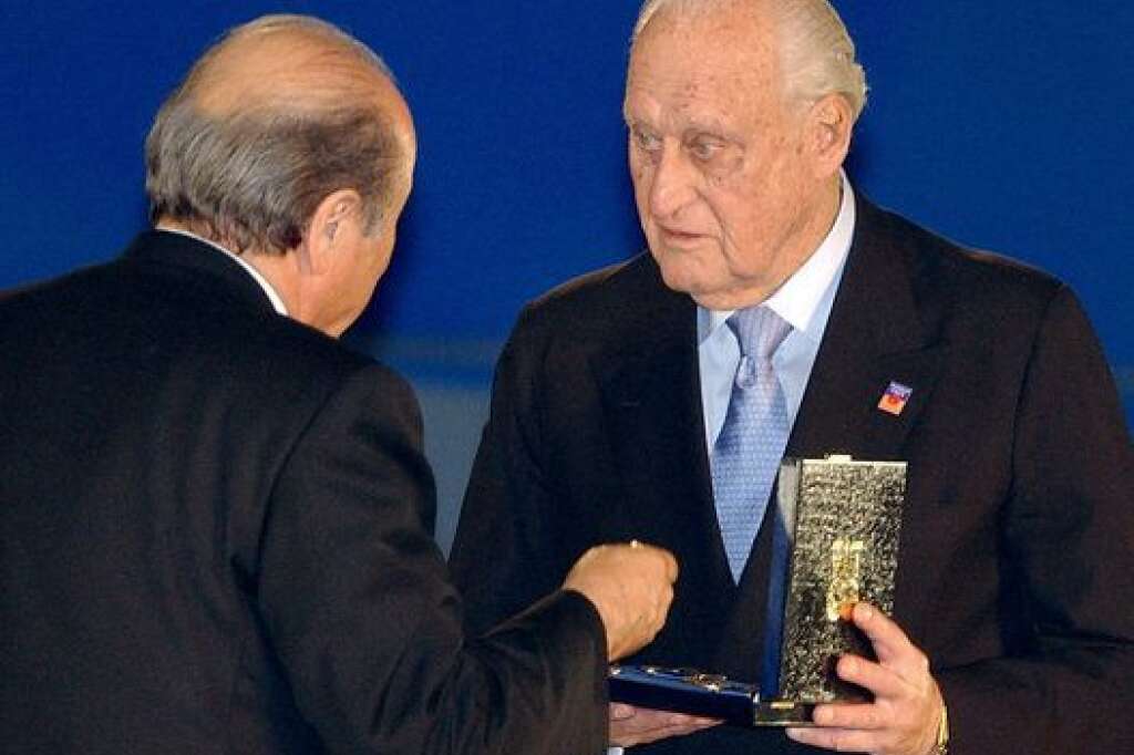 16 août - Joao Havelange - Le Brésilien Joao Havelange, ex-président de la Fifa, est décédé à l'âge de 100 ans. Né le 8 mai 1916 à Rio dans un milieu aisé, de parents belges qui avaient fui les horreurs de la première guerre mondiale, Jean-Marie (Joao) Faustin Godefroid Havelange était devenu en 1974 le premier non-Européen à être élu à la présidence de la Fifa.  <strong>» Lire notre article complet <a href="http://www.huffingtonpost.fr/2016/08/16/joao-havelange-mort-fifa-football_n_11542330.html?1471418372" target="_blank">en cliquant ici</a></strong>