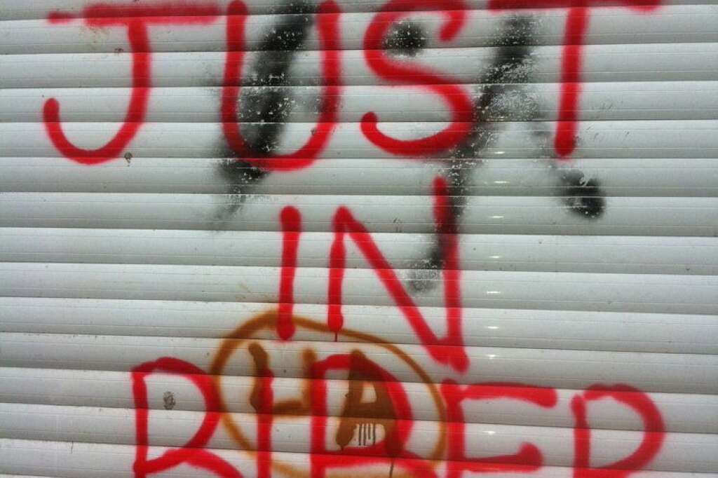 Graffiti sur un store - "Biber gazi": gaz lacrymogène.
