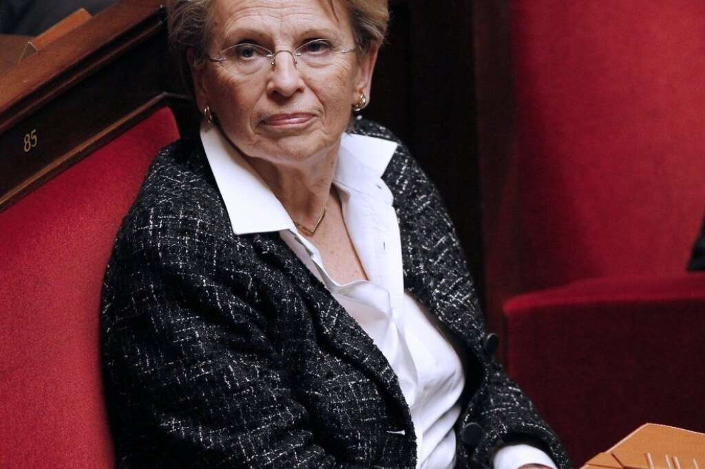 MAM (UMP), symbole d'une page qui se tourne - Tout comme François Bayrou, lui aussi éliminé dans les Pyrénées-Atlantiques, Michèle Alliot-Marie conservait son siège de députée depuis en 1986. Elle a finalement été battue à Biarritz (6ème) par Sylviane Alaux (51,62%).  Cette défaite pourrait donner un coup d'arrêt aux ambitions de l'ancienne ministre UMP, évincée du gouvernement après ses vacances controversées en Tunisie au début du Printemps arabe.