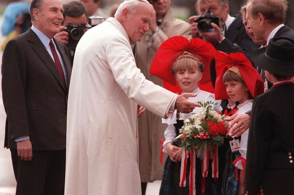 Jean Paul II et Mitterrand - Photo prise le 08 octobre 1988 du pape Jean Paul II accueilli par des enfants en tenue traditionnelle alsacienne et le président François Mitterrand, lors de son arrivée à l'aéroport de Strasbourg, pour son quatrième voyage en France. Le souverain pontife effectuera sa sixième visite dans l'Hexagone du 21 au 24 août, dans le cadre des 12èmes journées mondiales de la jeunesse.