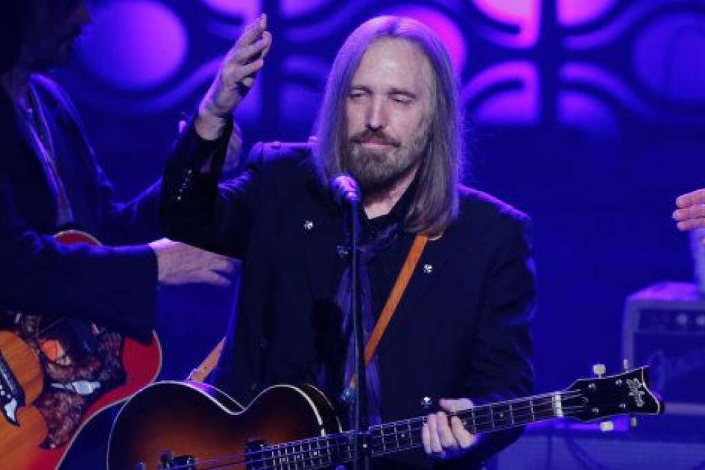 2 octobre - Tom Petty - <p>Le rockeur est mort après une crise cardiaque, à l'âge de 66 ans. Connu pour des chansons comme "American Girl", "Don't Come Around Here No More" et "I Won't Back Down", il venait d'achever une tournée célébrant les 40 ans de son groupe les Heartbreakers.</p>  <p><strong>» Lire notre article complet <a href="http://www.huffingtonpost.fr/2017/10/03/tom-petty-est-mort-le-rockeur-de-66-ans-a-ete-victime-dune-crise-cardiaque_a_23230284/?utm_hp_ref=fr-homepage">en cliquant ici</a></strong></p>