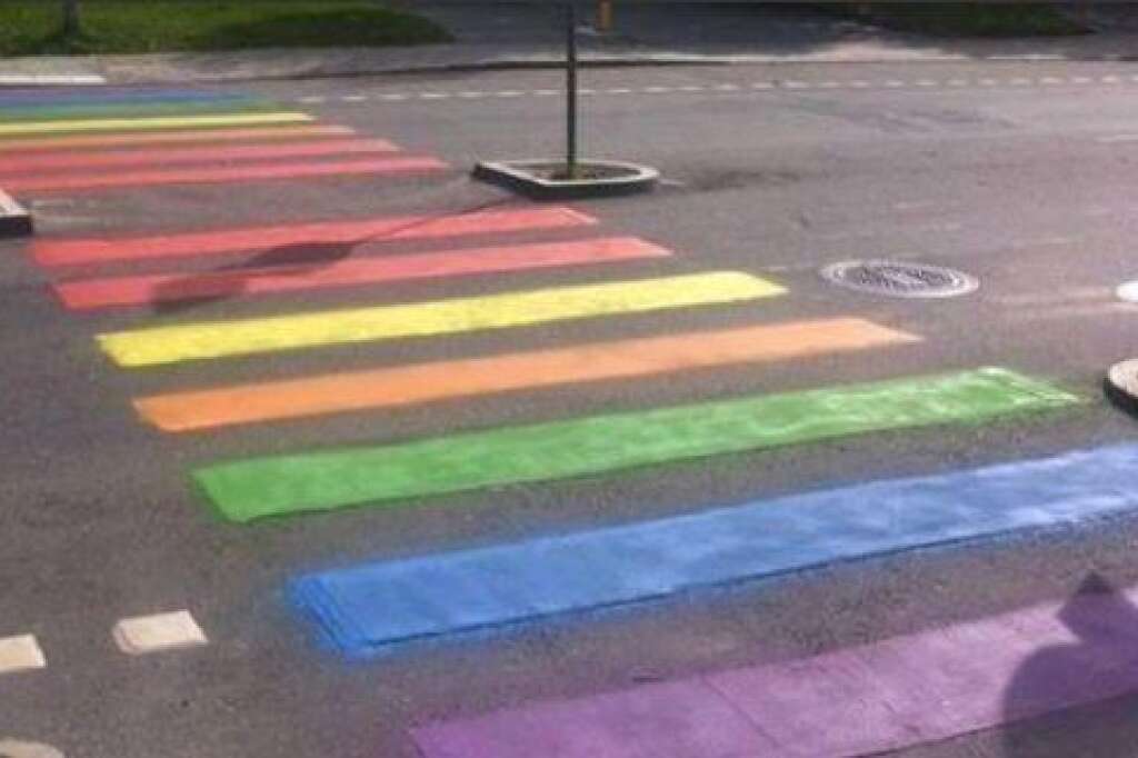 Des peintres de passages piétons - Certains ont eu une idée haute en couleur pour contester les lois contre les homosexuels promulguées par Vladimir Poutine.  Pour se rendre à l'ambassade de Russie en Suède, il n'y a maintenant pas d'autre moyen que de traverser un passage piéton repeint aux couleurs de l'arc-en-ciel, symbole de la communauté LGBT.  <a href="http://www.huffingtonpost.fr/2013/08/12/jo-sotchi-2014-passage-pieton-ambassade-russe-repeint-couleurs-arc-en-ciel-international_n_3742464.html" target="_blank">EN LIRE PLUS</a>