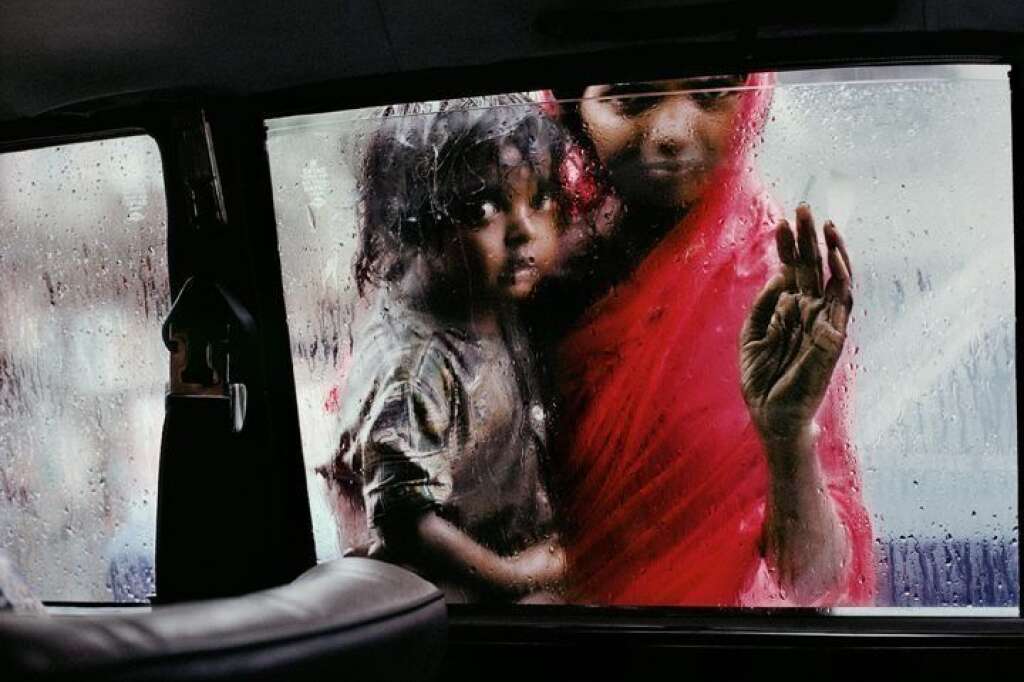 Femme et enfant regardant par la fenêtre d’un taxi - Bombay, Inde, 1983