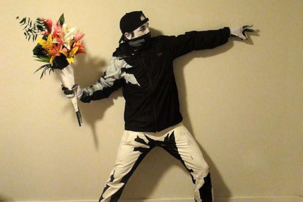 "Rage, Flower Thrower" - Un remake de la célèbre oeuvre de Street Art de Banksy.