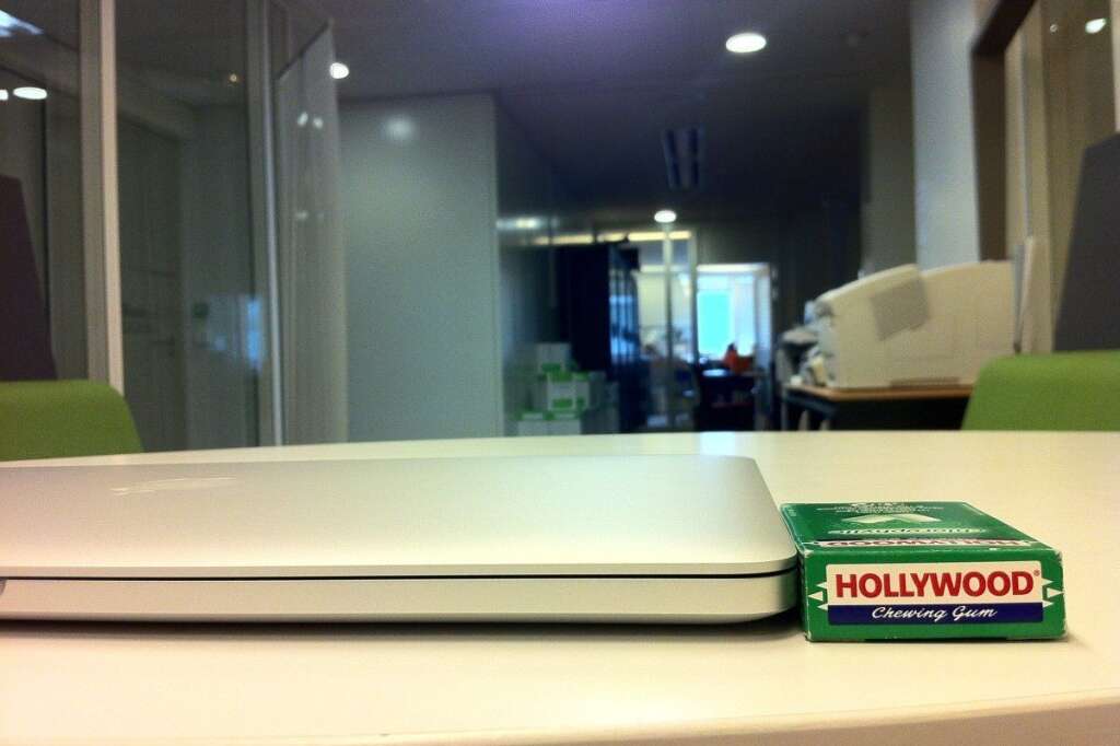 - Le MacBook Pro Retina aux cotés d'un paquet de chewing-gum.