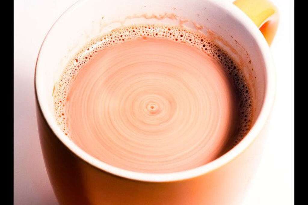 Le chocolat chaud, meilleur dans une tasse orange - Notre cerveau<a href="http://www.huffingtonpost.fr/2013/06/26/couleurs-nourriture-perception-alimentation_n_3501210.html?utm_hp_ref=france" target="_blank"> tombe dans le panneau </a>quand on boit du chocolat chaud dans une tasse orange. Si la teinte de la tasse tend vers une couleur orangée ou crème, nos papilles semblent particulièrement stimulées. Pourtant, peu importe la couleur de la tasse, ce breuvage reste le même. Nos yeux s'invitent donc dans la dégustation.